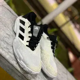 Sepatu tennis Adidas Barricade