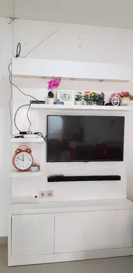 Rak TV pajangan putih