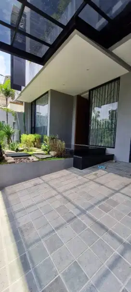 DISEWAKAN RUMAH BARU MEWAH FULL FURNISHIED CANDI GOLF SEMARANG KOTA