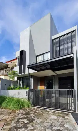 DISEWAKAN RUMAH BARU MEWAH FULL FURNISHIED CANDI GOLF SEMARANG KOTA