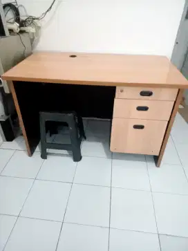 Meja kantor bekas