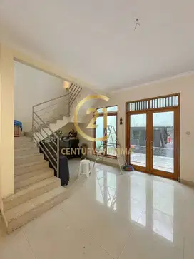 Dijual Cepat Rumah Bagus 2 Lantai  Di Wr Supratman Cip
