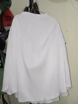 Rok plisket putih