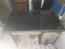 Meja Kantor Bahan Besi Kaca