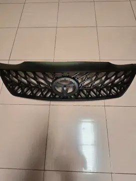 Gril depan fortuner