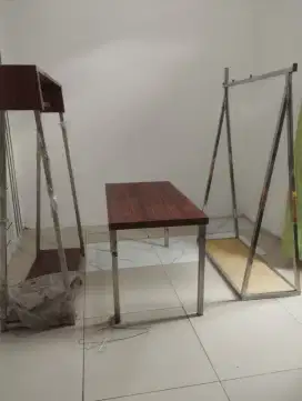 Gantungan baju, meja