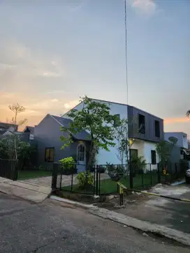 Rumah Baru Cantik di Hoek, 5 menit ke Toll BSD, Halaman Luas