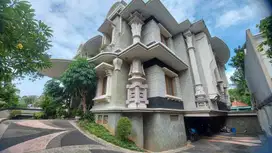 DIJUAL RUMAH MEWAH GRAHA FAMILI / FAMILY GOLF VIEW PRIVATE POOL FURNIS