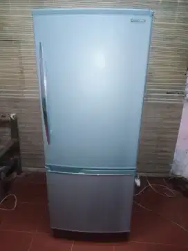 Di jual kulkas 2 pintu Freezer Bawah kondisi READY NORMAL dingib beku