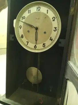 Jam dinding antik kuno
