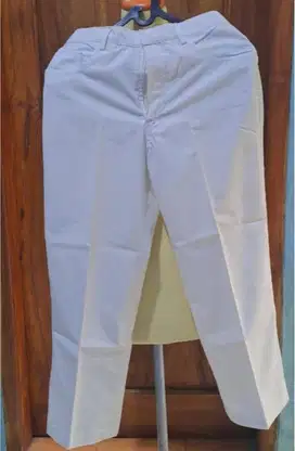 Celana bahan lembut putih tulang