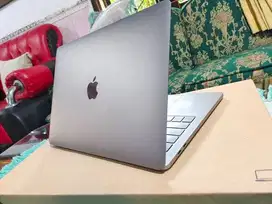 Laptop macbook pro 2019 retina touchbar two tunderbolt 3 port kondisi