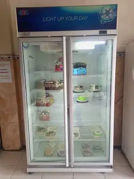 GEA Showcase dua pintu 800 Liter