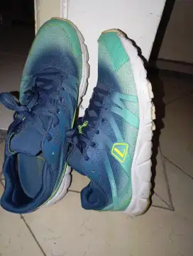 Sepatu olahraga merk League