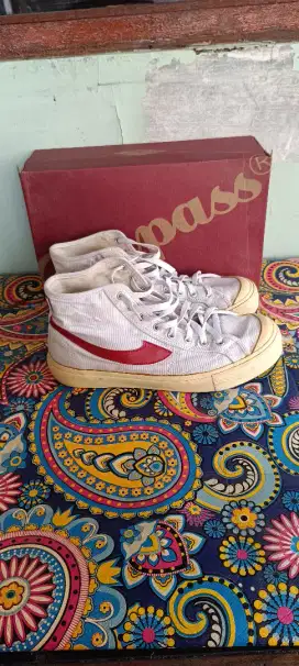 sepatu compass gazelle high