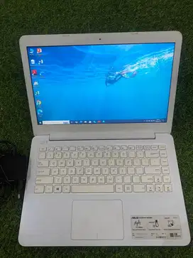 Laptop ASUS Slim 4gb SSD