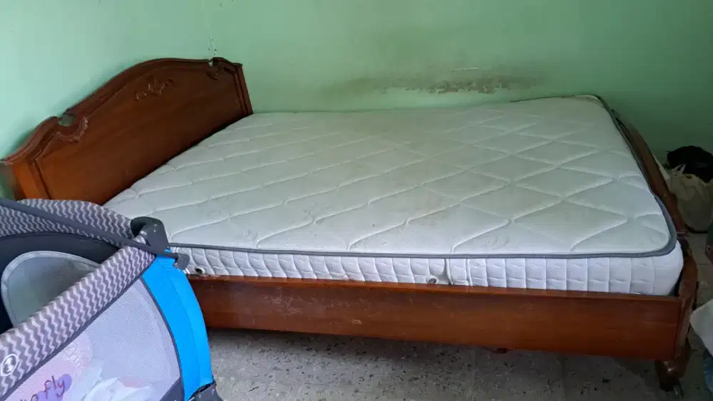 Tempat tidur kayu jati bonus springbed kondisi bagus dan kokoh