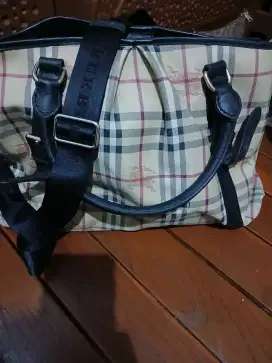 Tas trift burberry.