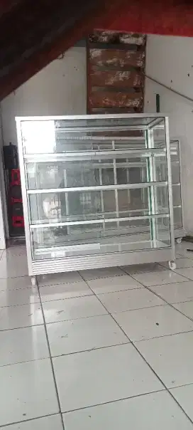 kaca etalase toko