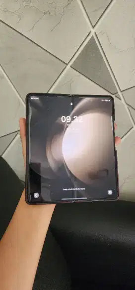 Samsung Z Fold 5 (8Gb , 256 Gb)