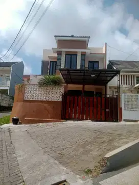 Villa ada kolam renang nya di kota batu