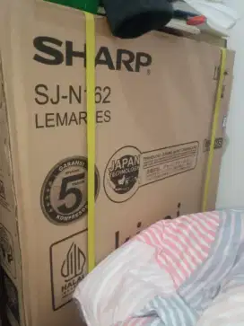 LEMARI ES SHARP SATU PINTU.