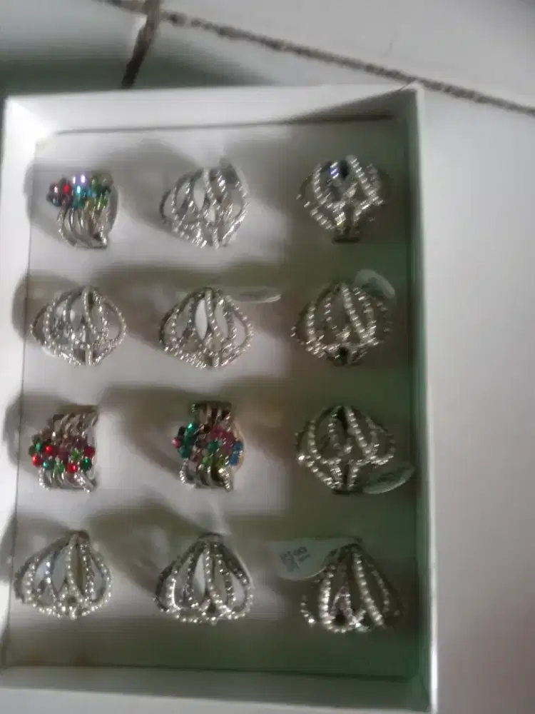 Jual asesoris untuk wanita kondisi baru