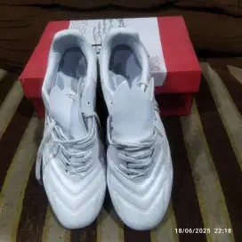 Jual cepat Sepatu bola specs