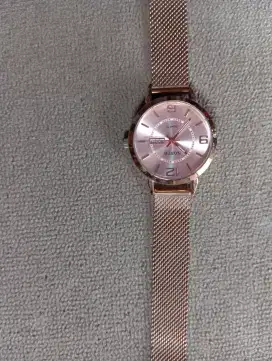 Jam tangan wanita warna gold