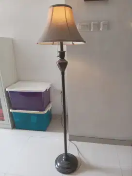 Lampu lantai informa