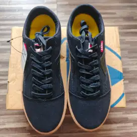 Sepatu Aerostreet Massive Low Size 42 Hitam Gum Sneakers