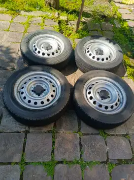 Ban dan velg kaleng Toyota Vios