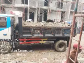 Buang sampah puing bobokan  bangunan