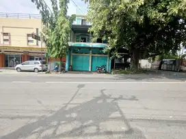 Rumah tepi jalan utama area bisnis Jebres Surakarta