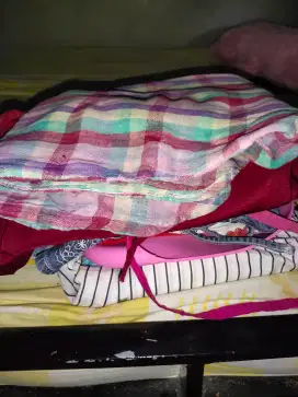 Baju wanita dan baju anak bekas pakai