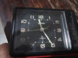 Jam meja Lorus merah