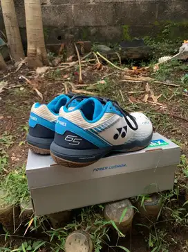 Sepatu badminton yonex shb65 grade ori second