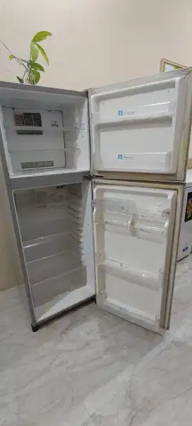 Dijual kulkas Toshiba Glacio 2 pintu