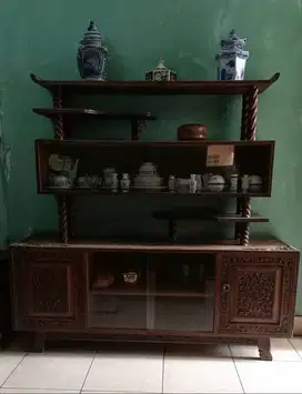 Lemari pajangan ukiran kayu jati
