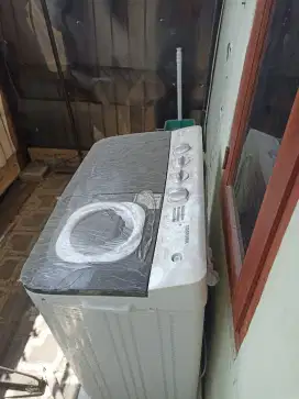 Di jual mesin cuci merek Toshiba 2 tabung 8,5 kg