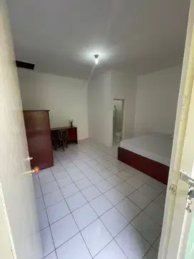 Kost yang nyaman dan bebas banjir bagi karyawan dan pasutri