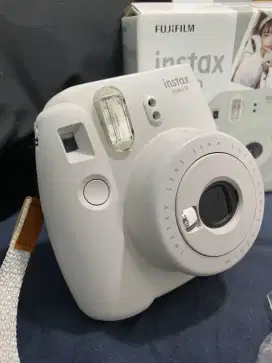 Fujifilm Instax mini 9 Smoky White. 
mini 8 fitur lensa 60 mm.