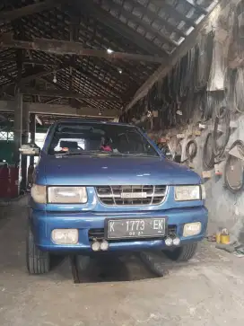 DIJUAL ISUZU PANTHER 2002