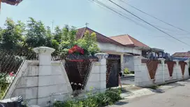 2 Rumah + Lahan Luas di Kertosono Hook Jalan Raya, Potensi Investasi