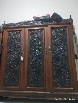 Lemari Kuno Ukiran Jati Jepara