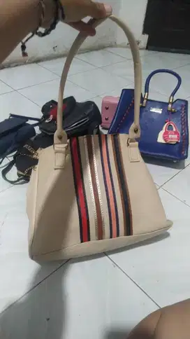 Ada 4 tas , satu masih baru ...