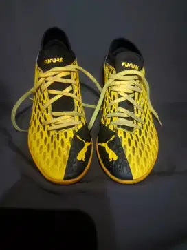 Sepatu futsal puma