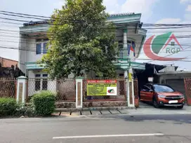 Dijual Rumah 2 Lantai + 1 Toko Lokasi Strategis di Jakarta Timur !