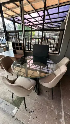 Meja makan keluarga 4 kursi dari Malinda furniture