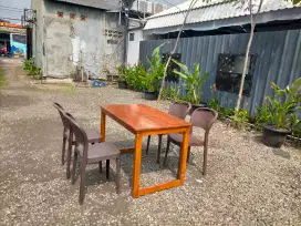 Dijual.set meja jati belanda + 4 kursi plastik olymplast